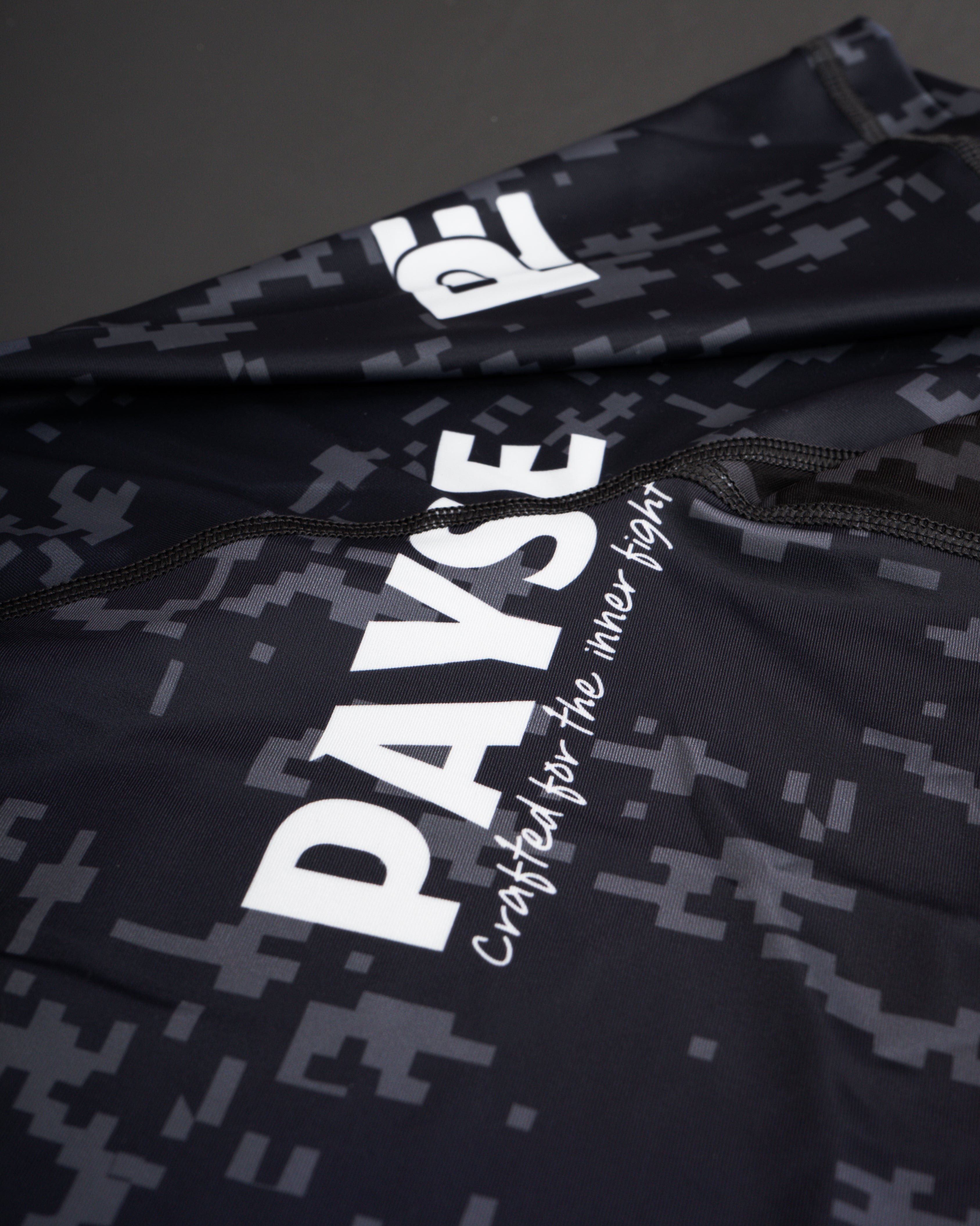 PAYSE Rashguard für Jiu Jitsu - Detailaufnahme vom Druck auf der Vorderseite