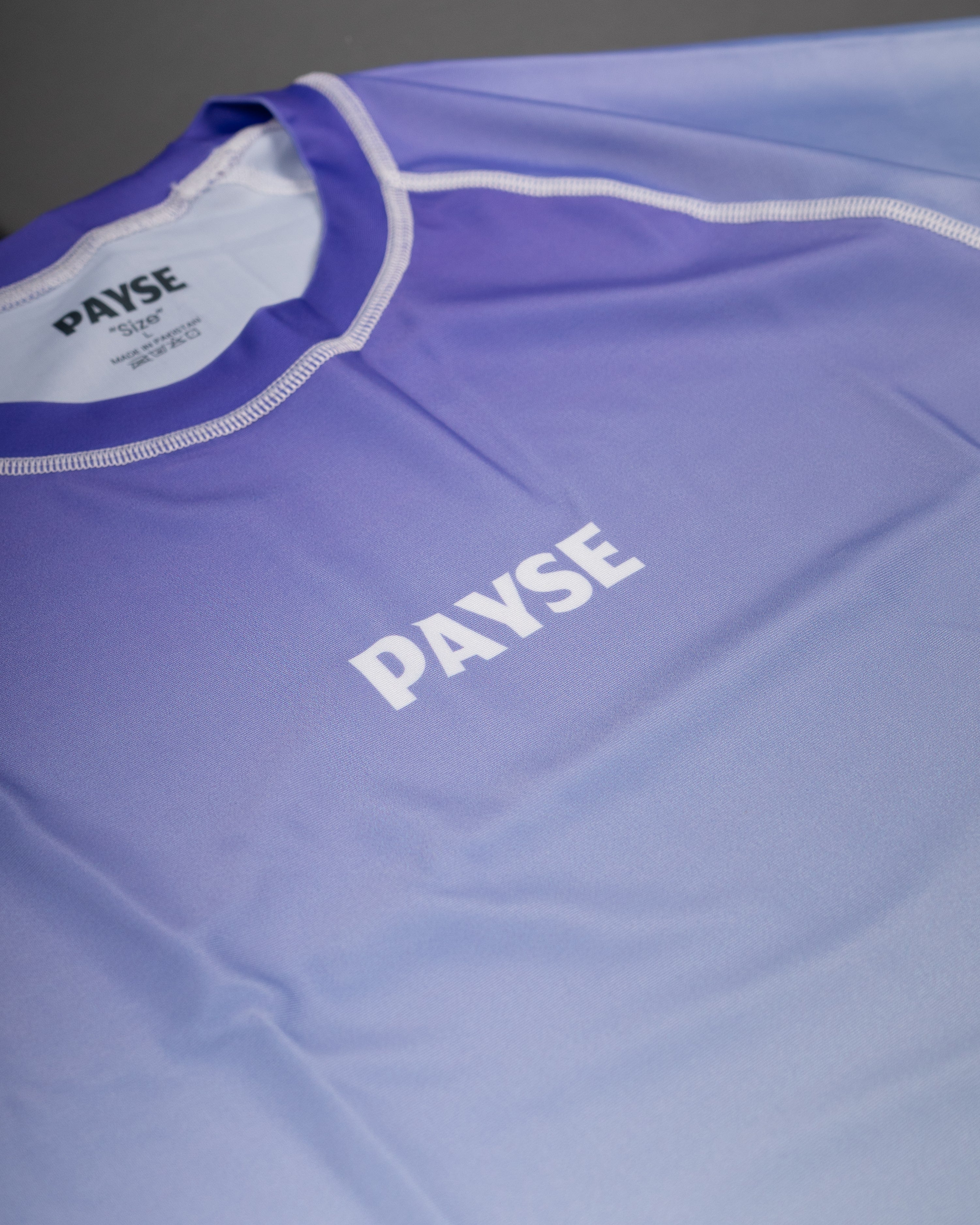 PAYSE Aether Rashguard für Jiu-Jitsu – Nahaufnahme vom Logo auf der Brust vom Rashguard